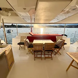 floatinn-boat-bnb.genevahotels4all.com/
